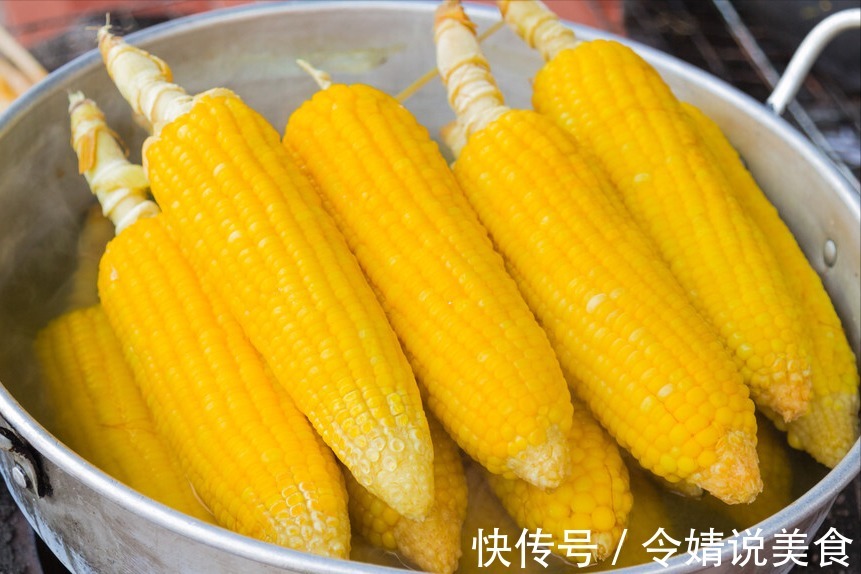 玉米只用清水煮,难怪不好吃,多放2味料,玉米更香甜更软糯