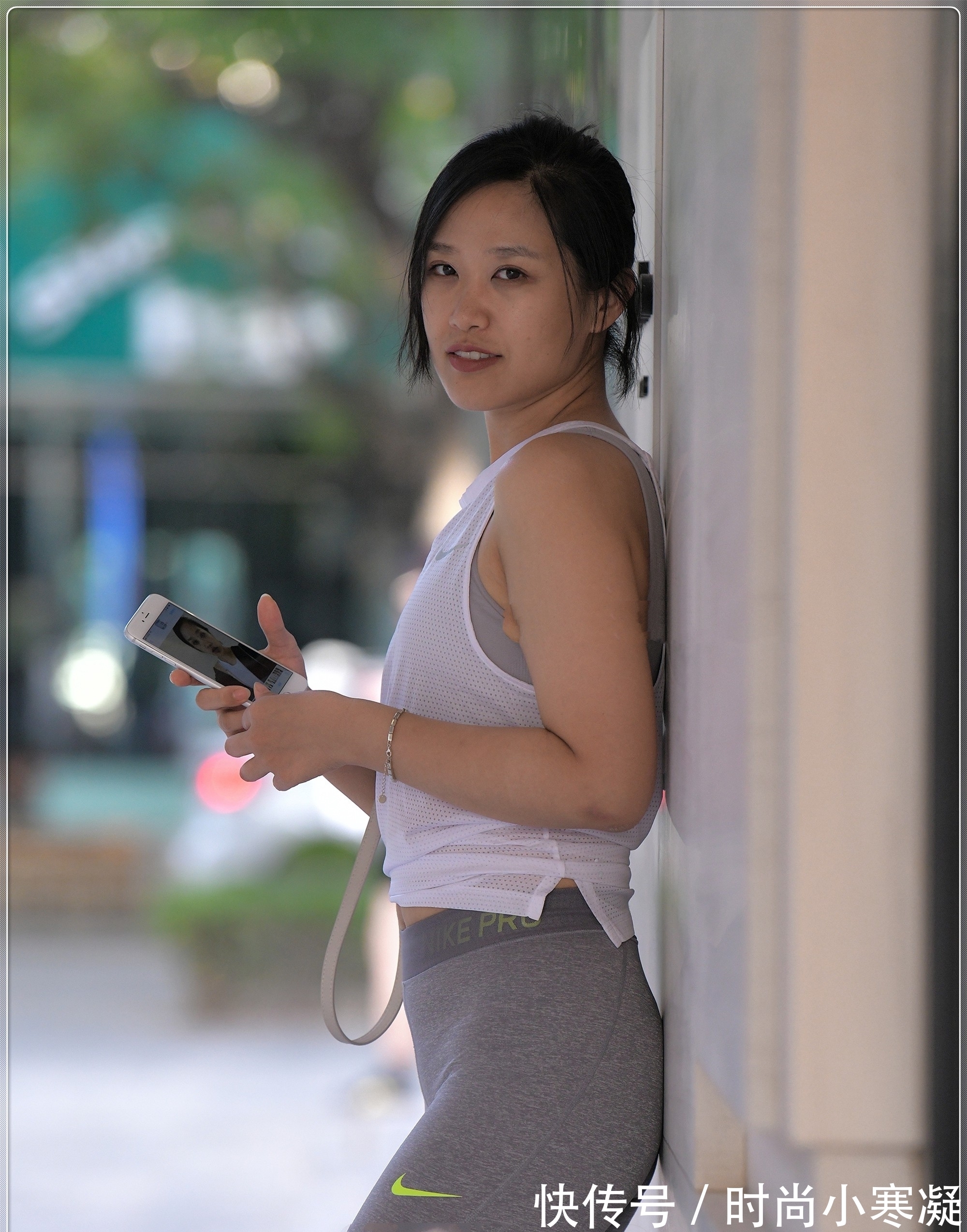 无袖|无袖冰丝短T搭配浅灰色运动裤,贴身舒适,清凉一夏