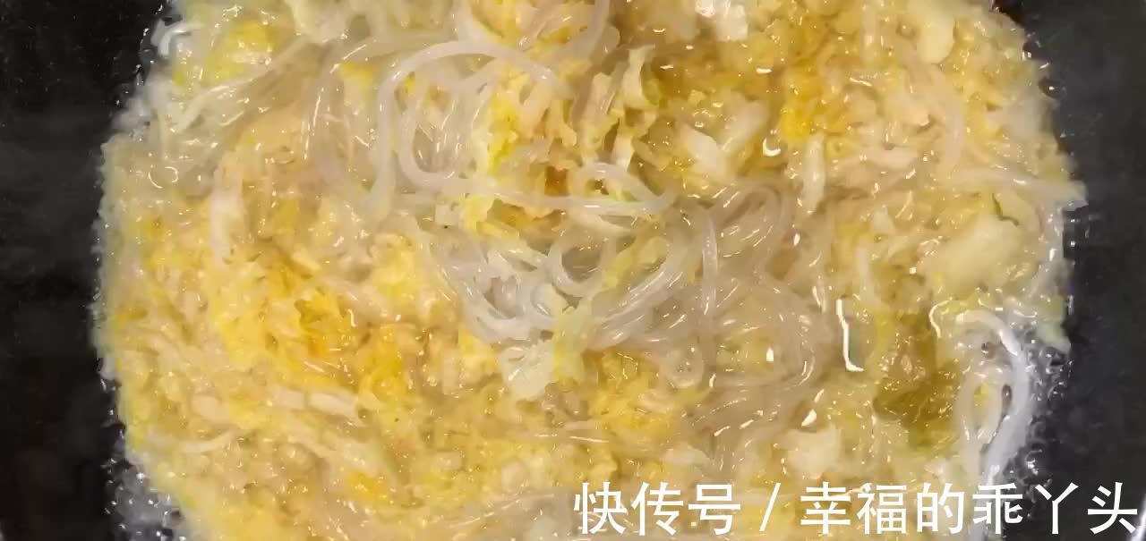 家常酸菜炒粉条,酸辣开胃,东北人常常念叨的家乡“好”味道