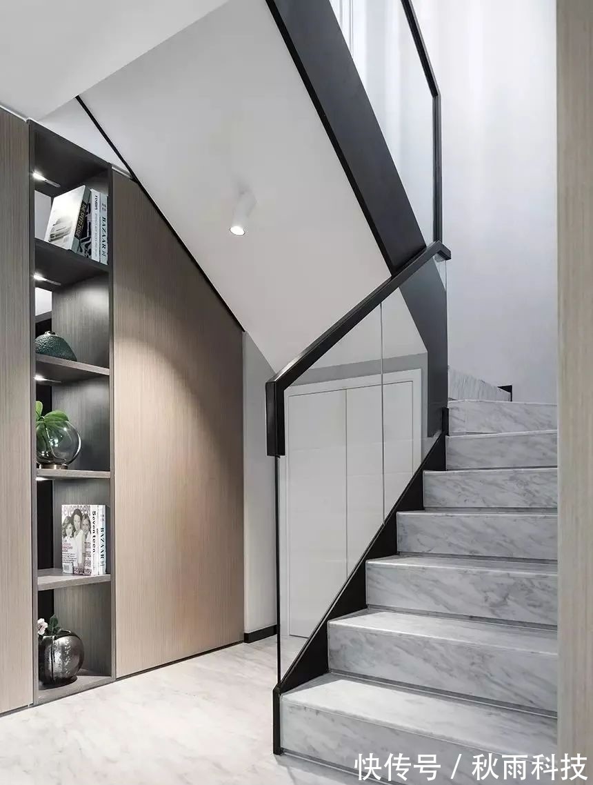 为主人|190㎡现代简约复式,灰白配+木饰面,营造安静优雅的空间