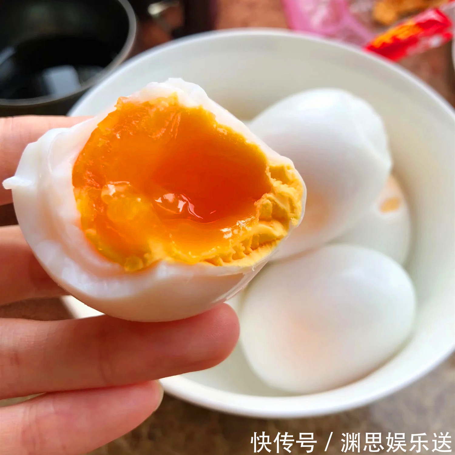 秘诀|煮鸡蛋,不能只用清水煮,教你小秘诀,蛋壳一剥就掉,还特别香嫩