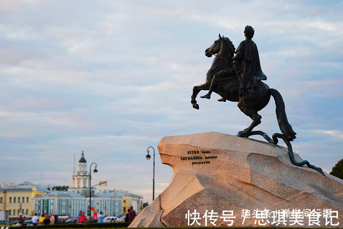 俄罗斯浪漫古都，圣彼得堡华灯初上，有一种惊艳叫夜色