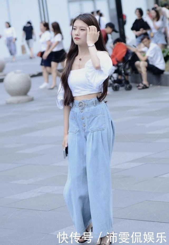 牛仔裤|白色抹胸装搭配泡泡袖,装嫩能力一流,搭配上宽松牛仔裤休闲时尚