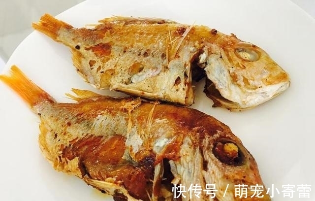 煎鱼时，只放油是不对的，多加这样“东西”，鱼皮完整还不粘锅