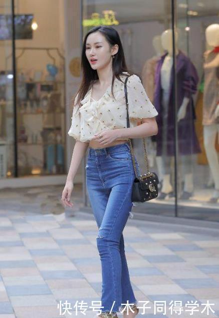 灵动|短款米白色上衣搭配破洞牛仔裤,干净优雅,清纯灵动