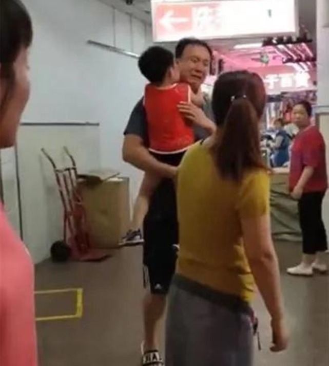 爸爸抱孩子在商场里边走边哭，路人纷纷让路，看的都要哭了