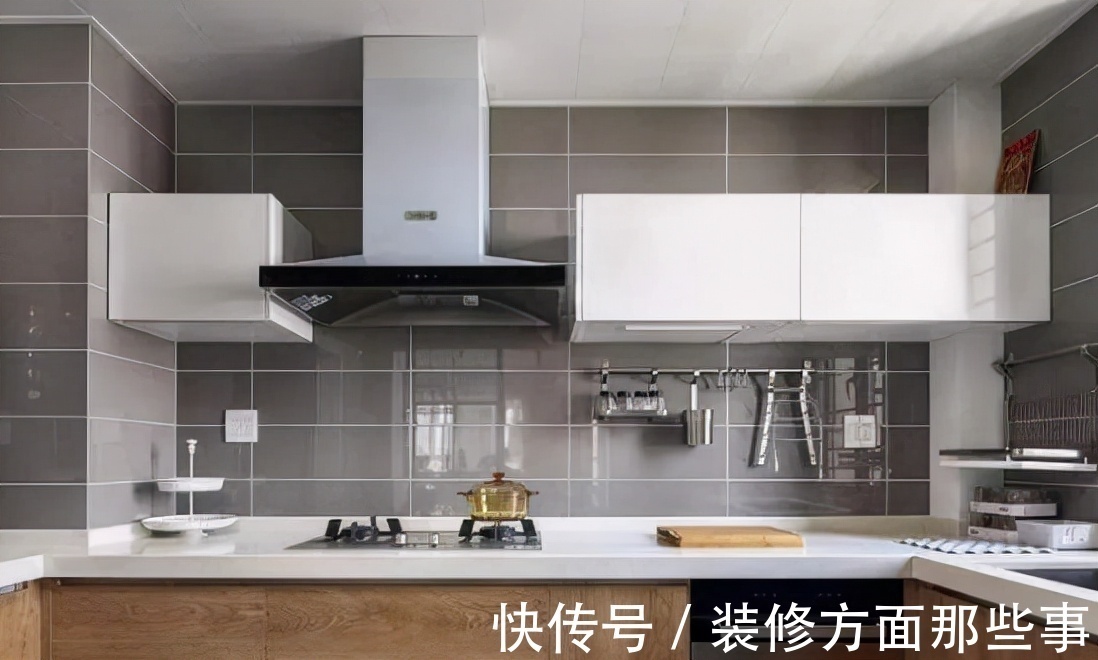 贴砖|厨房墙面还在贴砖?看看人家贴的玻璃,30年如一新!还耐用