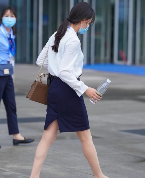 半裙搭配白衬衣，简单大方有气质，职场女生偏爱的穿搭