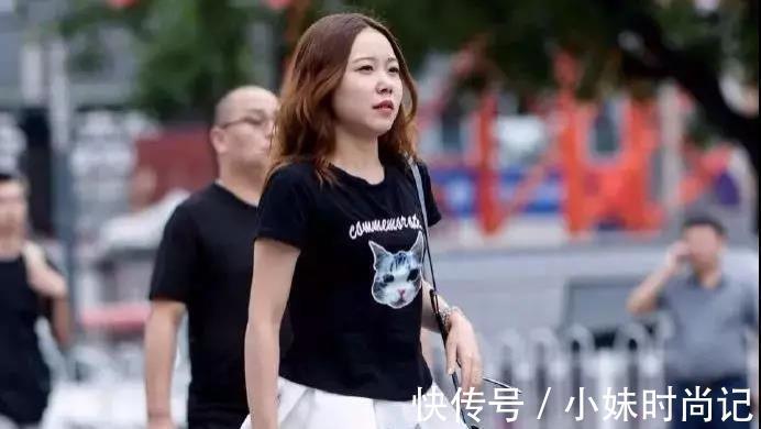 打扮 街拍:打扮很时尚的靓丽大姐,白色花边裙很是亮眼,自信满满!