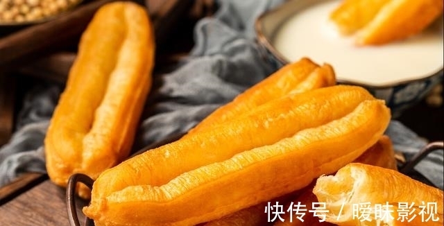 炸油条，不用泡打粉，不用小苏打，教你家常做法，个个蓬松香酥脆