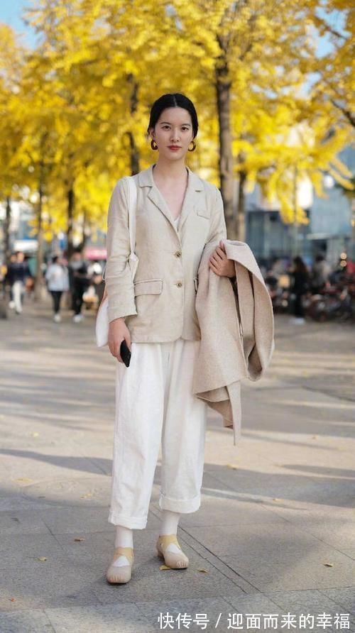 撞衫 长大衣要让位了,今年“短外套+小白裤”正流行,时髦洋气不撞衫