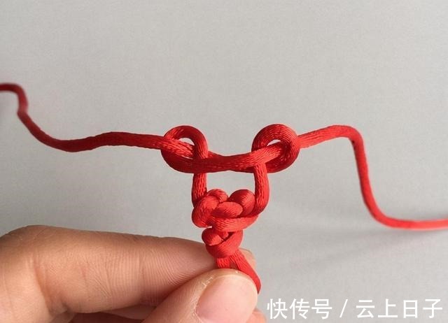 绕圈 心形结手链的编法教程,非常简单,只要2个结法就能编出!收藏了!