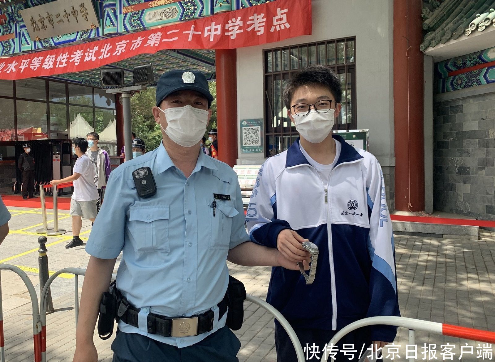 民警|高考生进考场发现忘带手表，辅警立刻摘下自己的递上