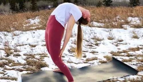 右腿|夏季要减肥从这四招瑜伽体式开始,每天坚持练习秒变女神