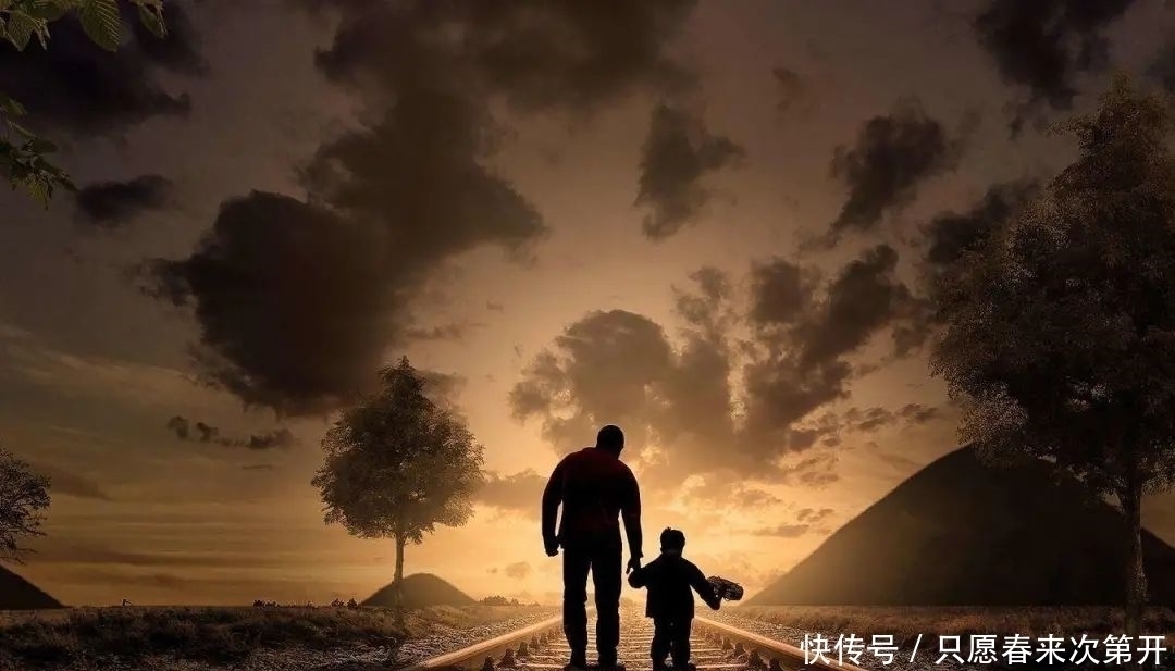 孩子|萌娃大摇大摆上门“蹭吃”火了,双手插兜表情贼逗:婶,我又来了