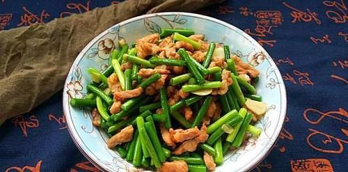 肉丝|炒猪肉时，先放油还是先放肉？很多人都搞错了，难怪肉又老又硬