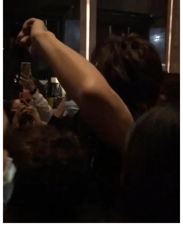 言承旭自從參加綜藝節目后身價暴漲，出入酒店被粉絲包圍翻紅成功