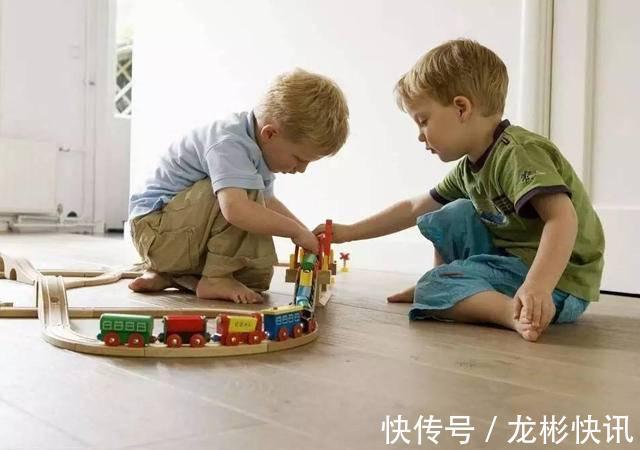 规律|2岁孩子不爱跟小朋友玩,是孤僻吗社交发育规律告诉你多虑了