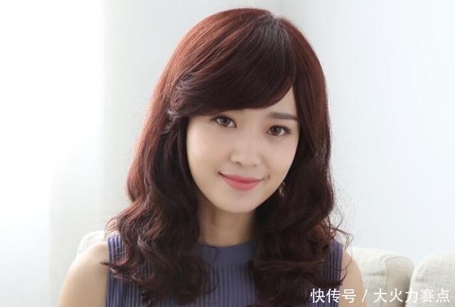 斜刘海|适合中年女性的烫染减龄发型，简单又优雅，真的很美！