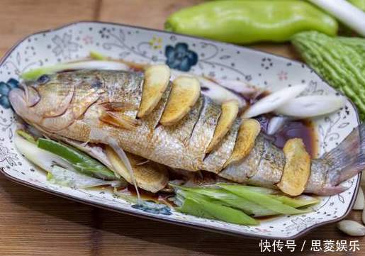 做清蒸鱼,放盐还是生抽都不放,教你正确做法,鱼肉鲜美滑嫩