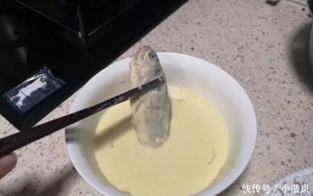 炸鱼时，有人用淀粉，有人用面粉，大厨都不对这才是正确做法