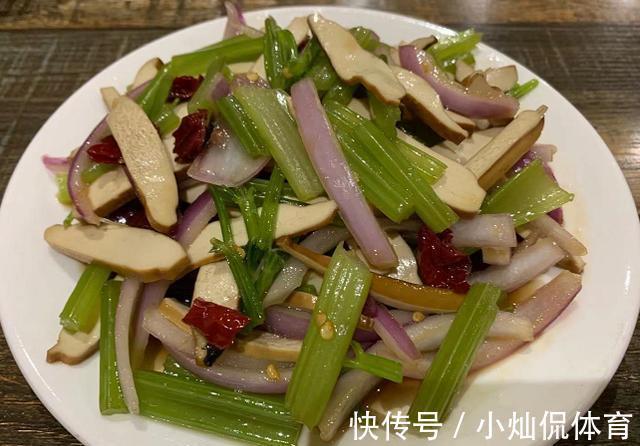 三人去小馆子吃饺子,点了3个凉菜,晒到朋友圈,大家说真豪横