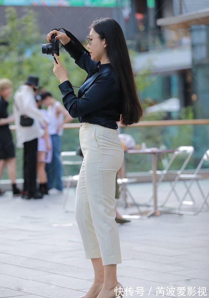 搭配 白色裤子搭配衬衫的小姐姐,带来简约干练感,看起来精力充沛