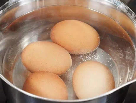 下锅|煮鸡蛋时,直接下锅煮就错了,多加这1步,鸡蛋又香又嫩还易剥皮