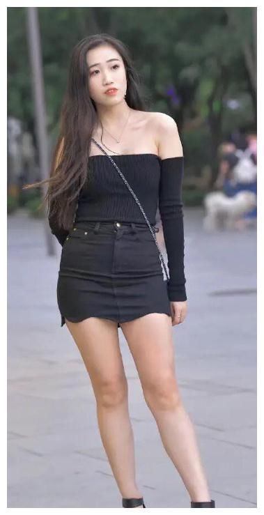 一字 一字肩上衣配黑色短裤,即年轻又洋气,清新减龄气质十足