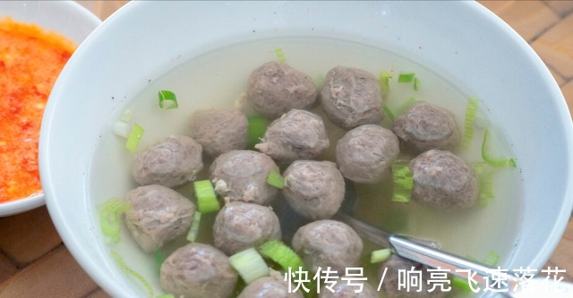 汆丸子好吃有诀窍，饭店大厨分享不外传秘方，汤鲜味美饱满多汁！