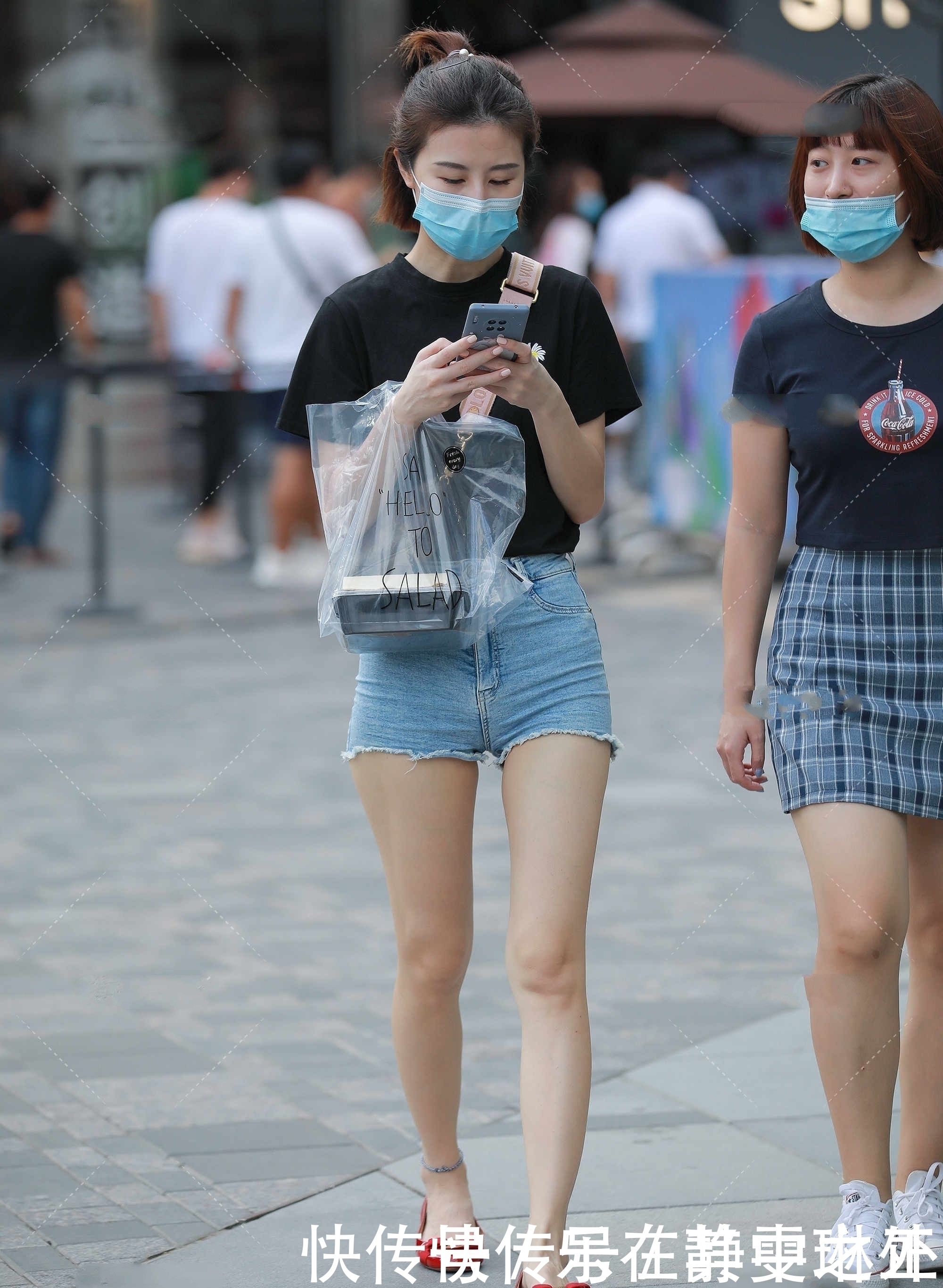 青春淑女简约黑色T恤，清爽干净，红色PU鞋清爽又好看