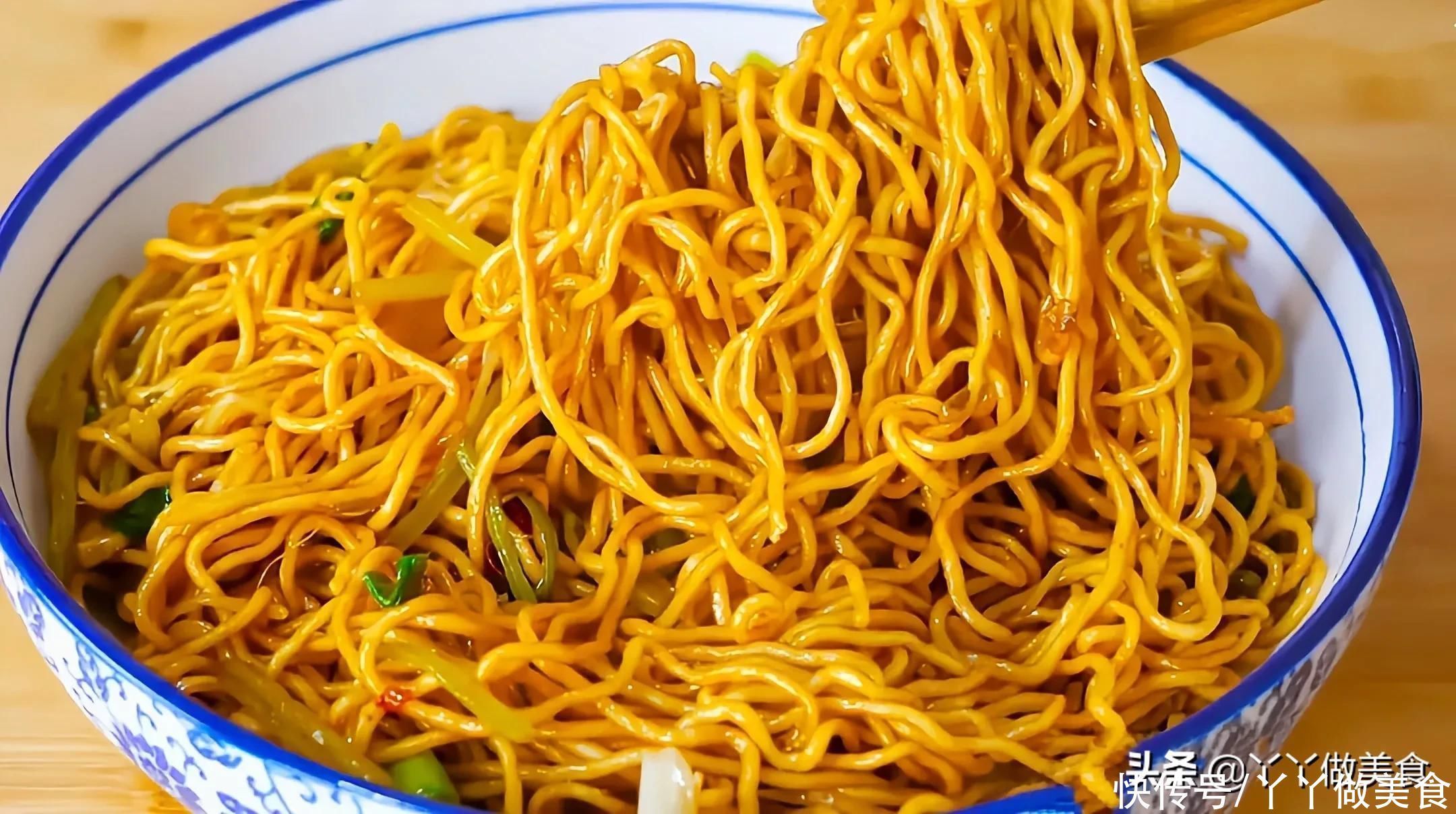 面条别煮着吃了，教你一个做新法，我家一周能吃上7回，比肉都香
