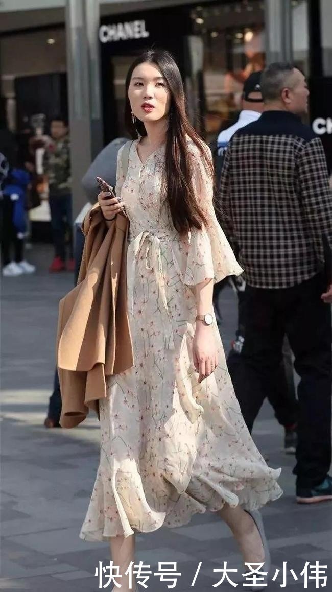 天生|美女街拍：天生的美才是真正的美，大街上抓到一只小可爱，忙完一起吃个饭吧