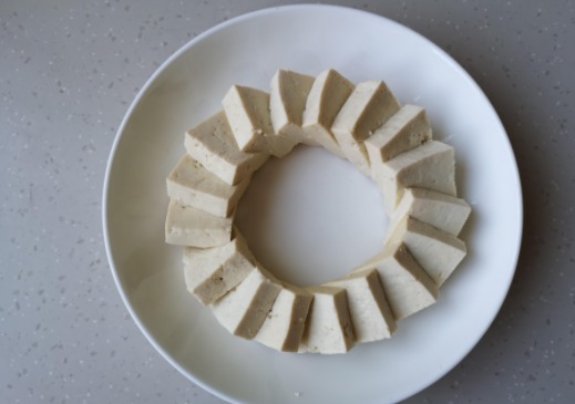 豆腐新吃法,切一切蒸一蒸几分钟就上桌,酸辣开胃,天天吃都不腻