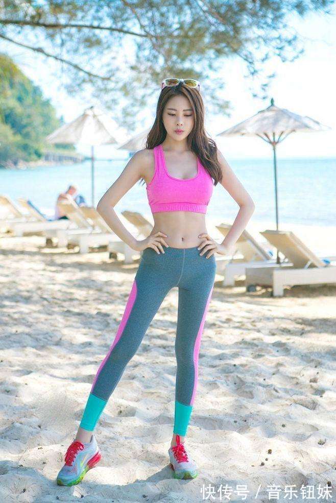 性感 紧身裤上身显气场,尽显年轻人的自由,俏皮性感凸出“腰细臀肥”