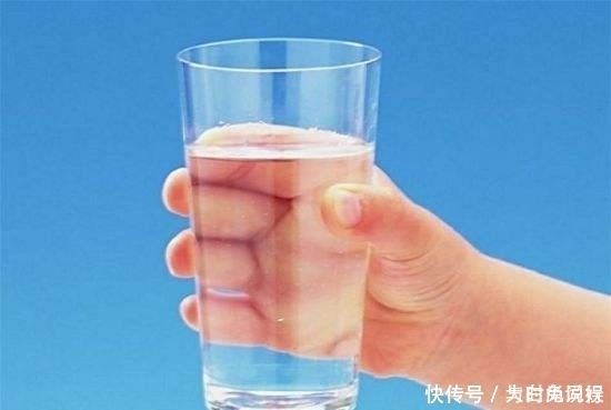 晚上喝水,做到“1多2少”,健康喝水,疾病會繞著你走