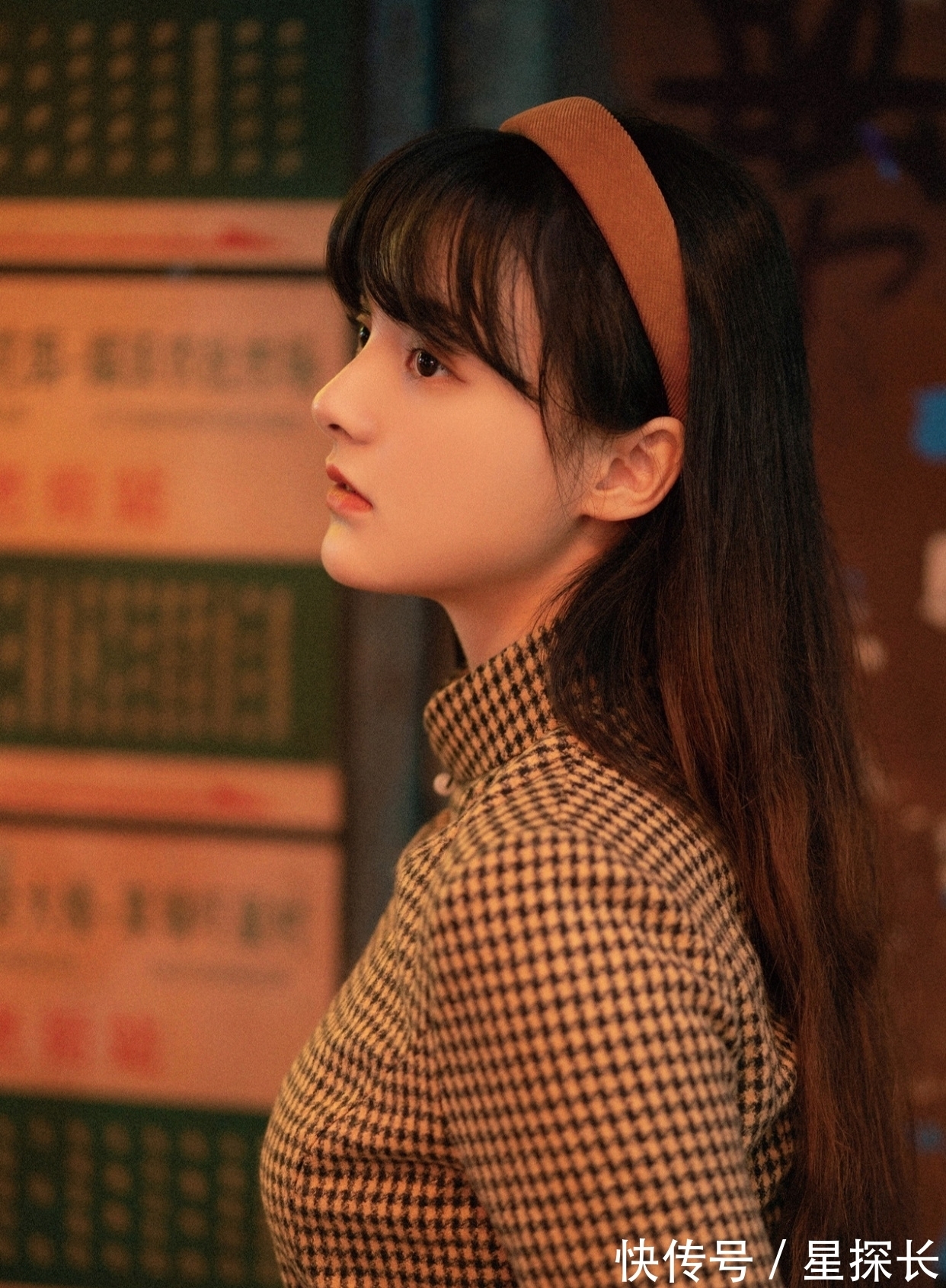 桃红!词·临江仙丨浮名依旧笑桃红。韶华随水逝,往事遇思浓