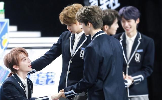 后援会|倒奶打投的背后,粉丝们的钱最终进了谁的腰包?