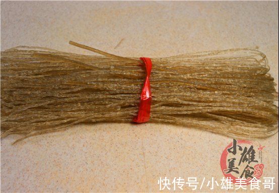 家里有粉条的，用打火机烧1分钟，出现此种情况快扔掉，别吃了