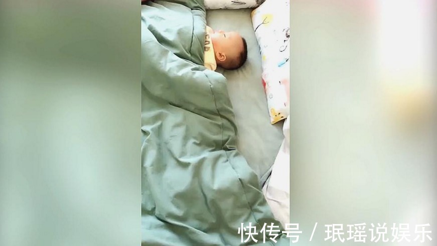 妈妈|宝宝睡觉给妈妈留了位置,妈妈感动,掀开被子一看,网友亲生的