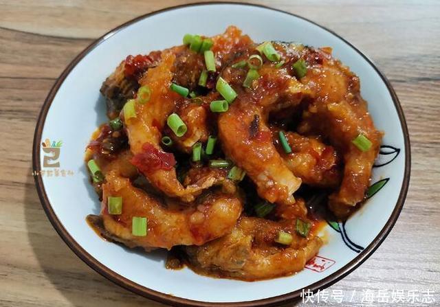 草鱼|红烧鱼块的家常做法，鱼块外酥里嫩，酱香入味，比饭店的还好吃