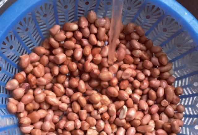 花生|炒花生米时,牢记“1泡2晾3滴酒”,花生香脆不糊,不返潮