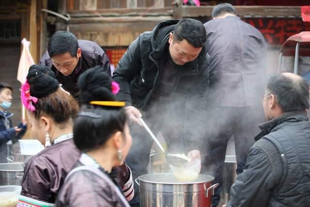  铲子|在贵州侗寨感受侗年的“奇特风俗”，铲子铲肉，千人同桌喝酒吃饭