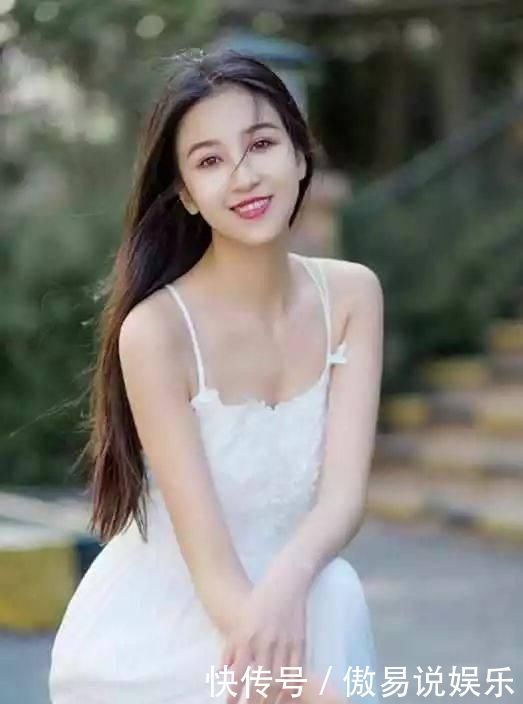 街拍女神小姐姐白色吊带裙穿搭,优雅性感女神范十足