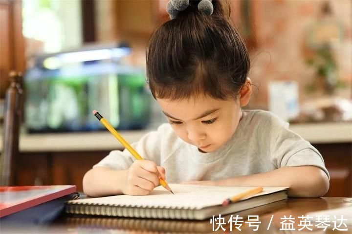 学渣！小学生发现乘法口诀一个规律，学霸爸爸不知道，学渣妈妈更惊讶