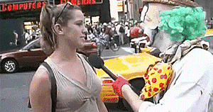 |搞笑GIF:超模小姐姐,你的一次失误,又何必行此大礼?