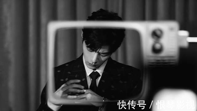 肖戰晚上放風箏，工作室發9宮格帥照，網友：期待一個vlog！