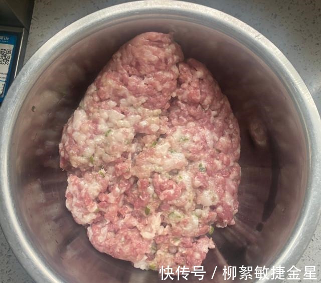 y黄瓜猪肉虾皮饺，皮包馅儿大，味道鲜美！