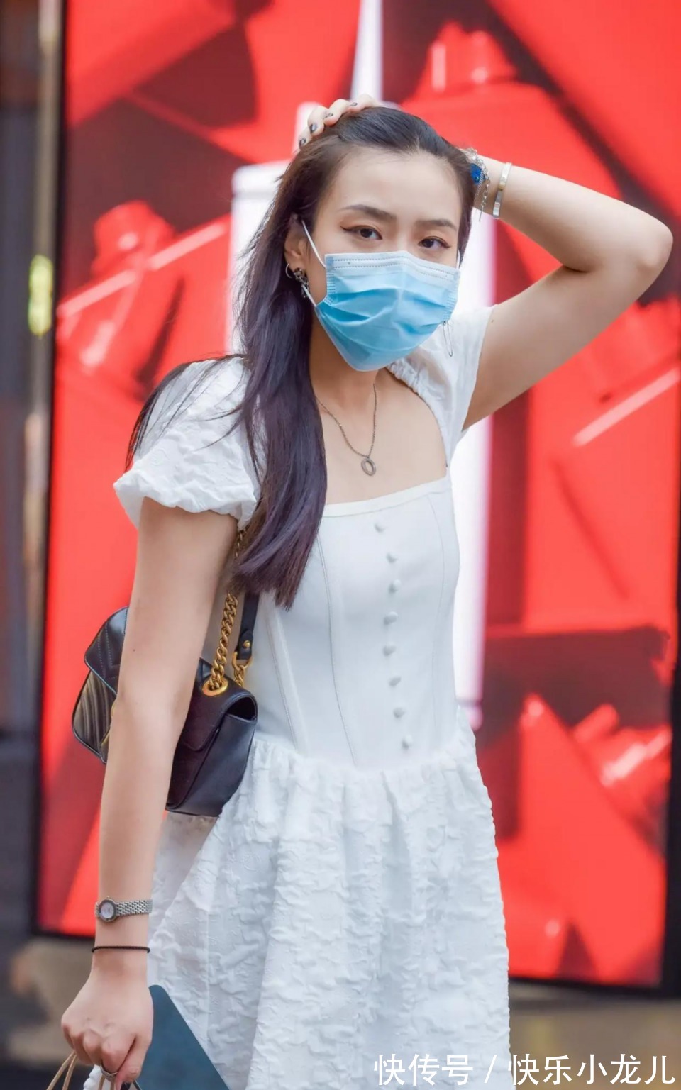 白色连衣裙|看多了花花绿绿的服装穿搭,有时候白色连衣裙更让人眼前一亮
