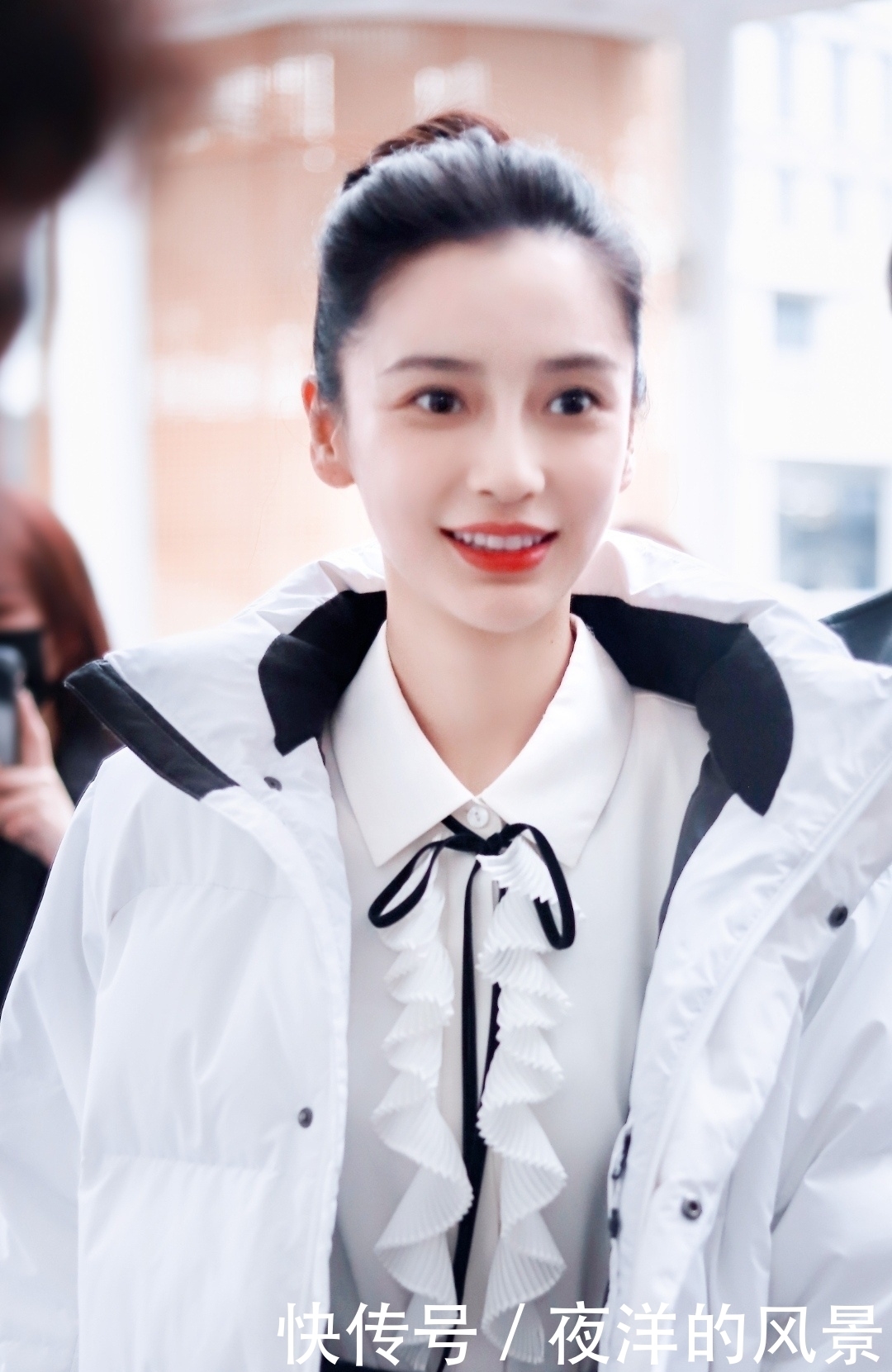 档综艺节目 杨颖蔡徐坤一起度假,网友竟是从反光镜里发现的,粉丝:正常团建